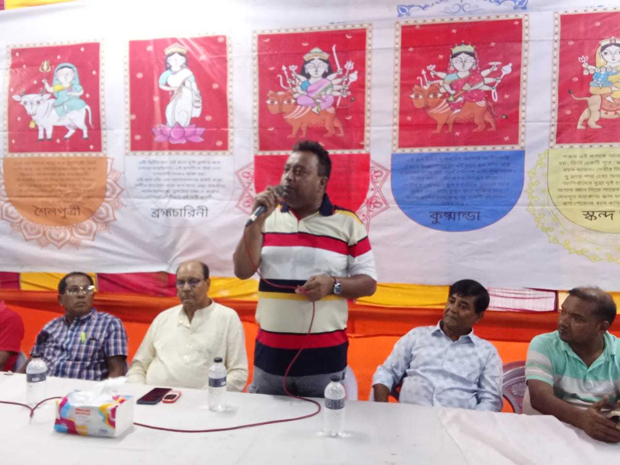 সাভারের পূজামণ্ডপে শুভেচ্ছা-বিনিময়ে মেয়র পদপ্রার্থী খোরশেদ আলম 
