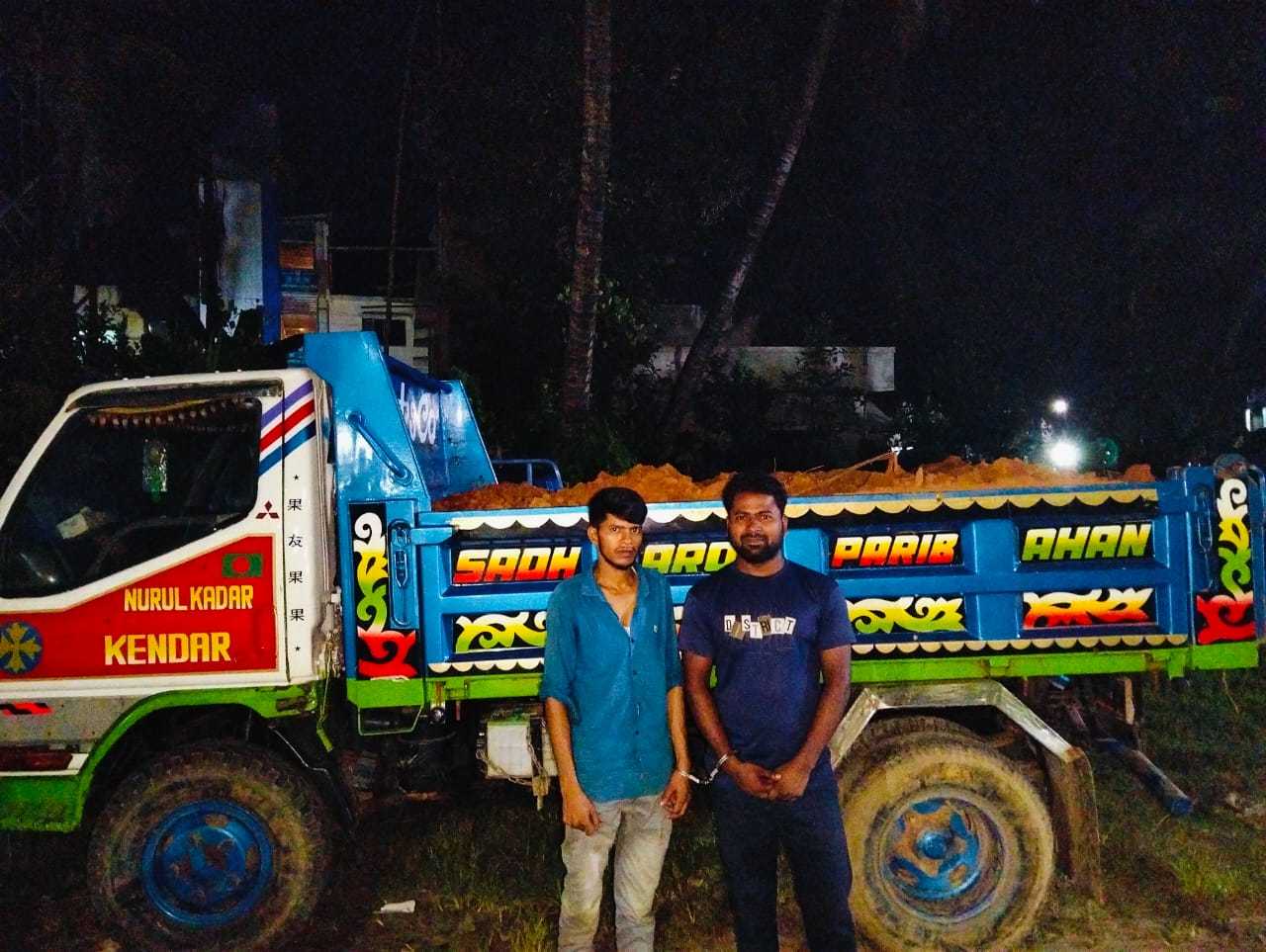 বাঁশখালীতে পাহাড়ী টেইলার মাটি পাচারকালে গ্রেফতার ২ জরিমানা ৫ লক্ষ অনাদায়ে ১মাসের কারাদণ্ড 
