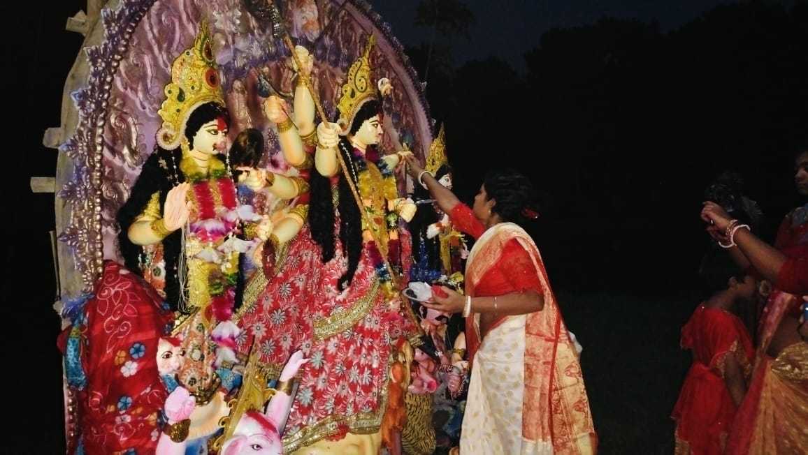 রাজবাড়ীতে সিঁদুর খেলা ও প্রতিমা বিসর্জনের মধ্য দিয়ে শেষ হলো শারদীয় দুর্গোৎসব 