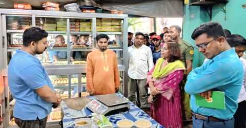 শ্যামনগরে অস্বাস্থ্যকর পরিবেশে মিষ্টি তৈরি, ২ দোকানিকে ৪০ হাজার টাকা জরিমানা