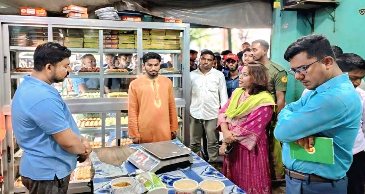 শ্যামনগরে অস্বাস্থ্যকর পরিবেশে মিষ্টি তৈরি, ২ দোকানিকে ৪০ হাজার টাকা জরিমানা