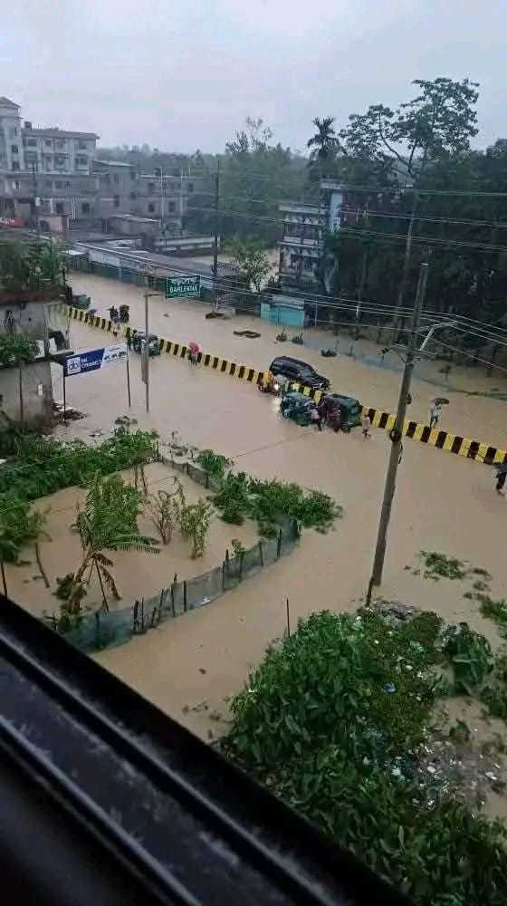 বড়লেখায় টানা বৃষ্টিতে জলাবদ্ধতা, ডিমাইয়ে টিলা ধস-কন্ট্রোল রুম চালু করেছে প্রশাসন