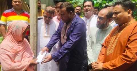 সাভারে ঘর নির্মাণের জন্য তারেক রহমানের পক্ষে বিধবাকে আর্থিক সহায়তা দিলেন খোরশেদ